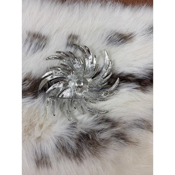 B10 Sarah Coventry Faux Pearl Flower Brooch Womens Pinwheel Swirl Silver Tone - Picture 10 of 11